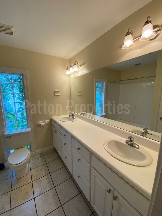 Building Photo - 323 S Pickens St
