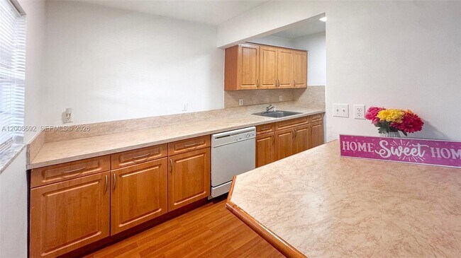 Building Photo - 1522 NE 34th Ct