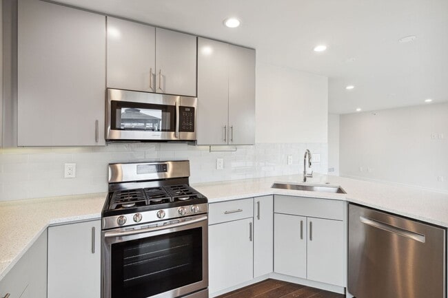 Building Photo - Luxury 2BD/2BA| Bella Vista Apartment