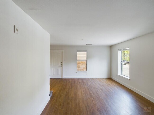 Building Photo - 711 W 32nd St
