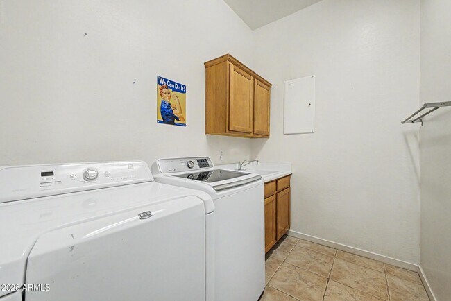 Building Photo - 1902 E Desert Ln