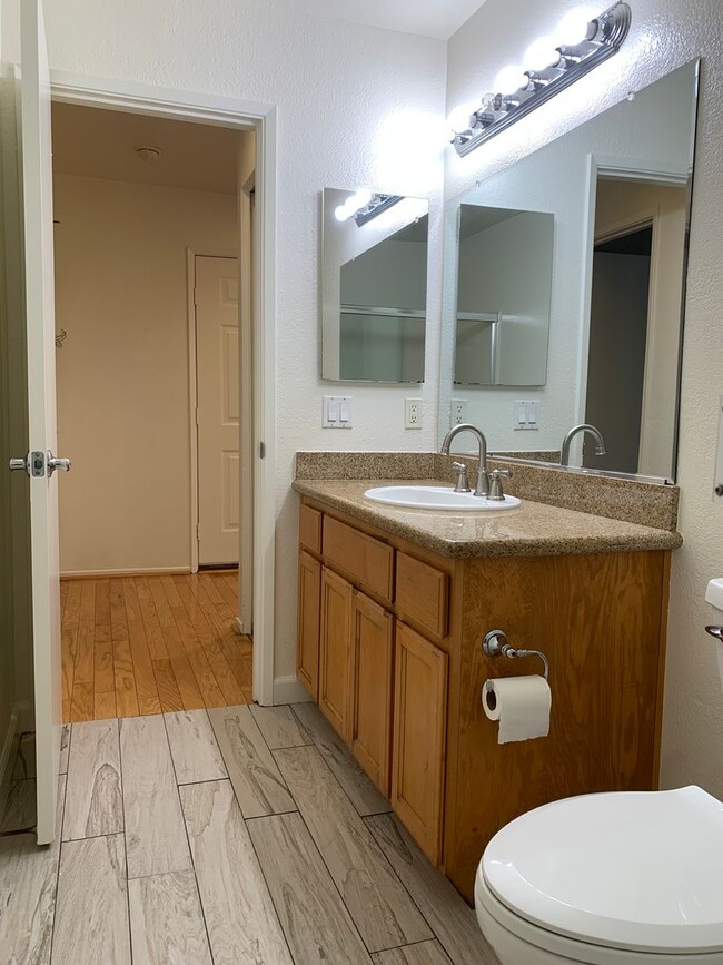 Building Photo - Gated Raintree Terrace Condo! Available Now!