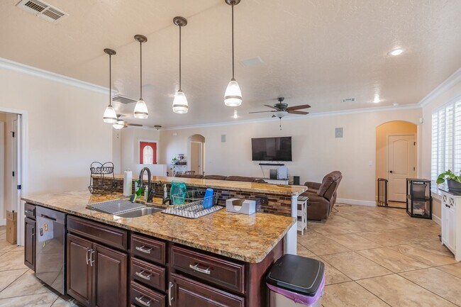 Building Photo - 4 Bedroom 2 bath Beautiful Home