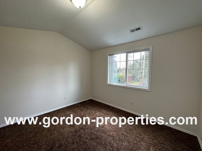 Building Photo - SE 73rd Ave - 3 bedroom townhouse in Mt Sc...