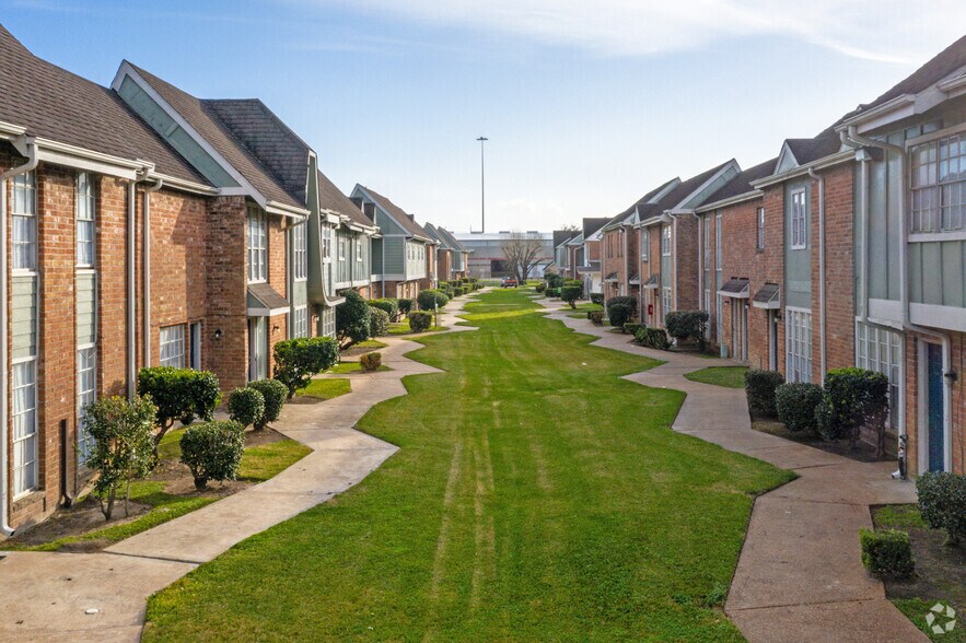 Avalon Village Townhomes 909 Birnham Woods Blvd Pasadena TX 77503