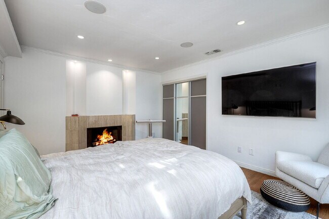 Building Photo - San Diego Coastal Dream Crown Point Jewel 3 or 6 Month lease only Partially Furnished Ready for M...