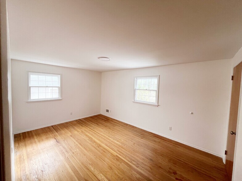 Building Photo - 104 Seminole Way