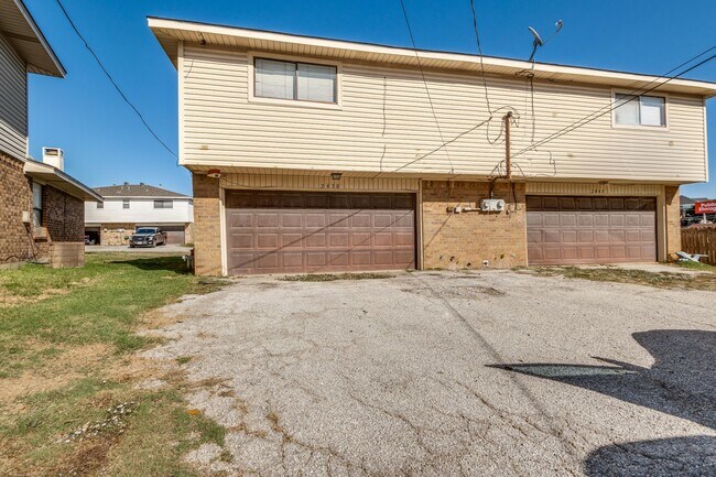 Building Photo - Charming 2-Bedroom Townhome in North Irving with Spacious 2-Car Garage
