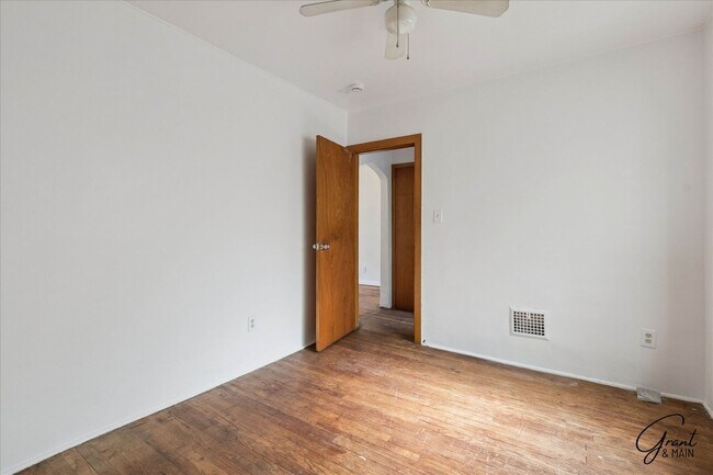 Building Photo - 3 bedroom - 1 bath  $1150/month