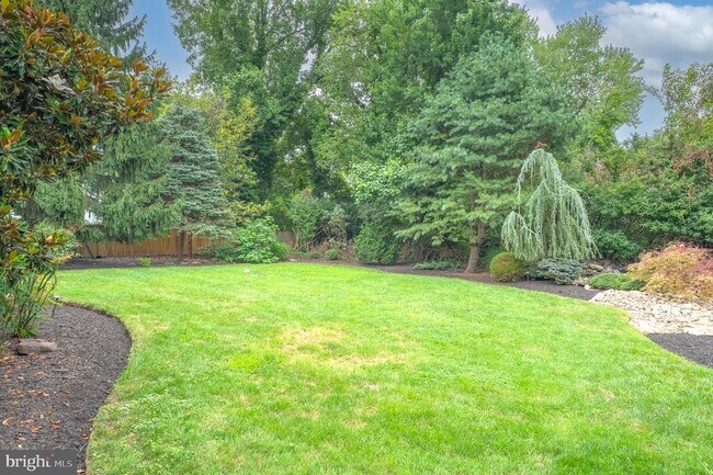 Building Photo - 5905 Lone Oak Dr