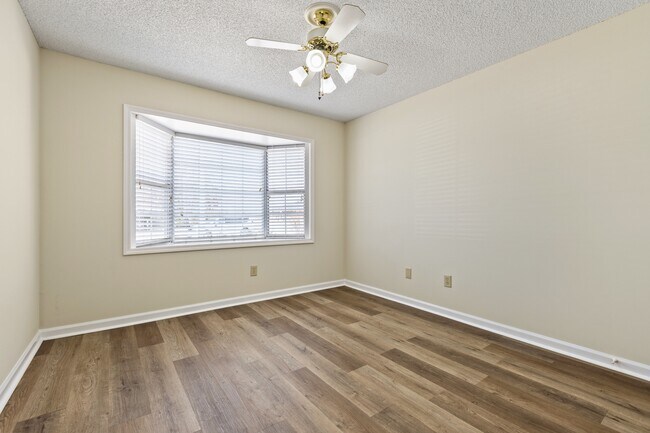 Building Photo - 2107 Hamilton Pl S