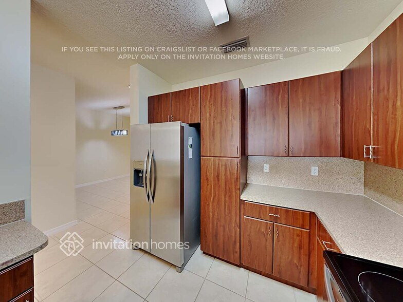 Building Photo - 518 NE 35th Ave