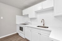 Building Photo - NICE 2 BEDROOM 1 BATH WITH 1600 SF