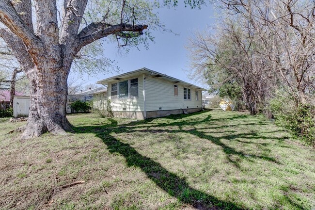 Building Photo - Recently Updated 3 Bed 1 Bath Rental Home
