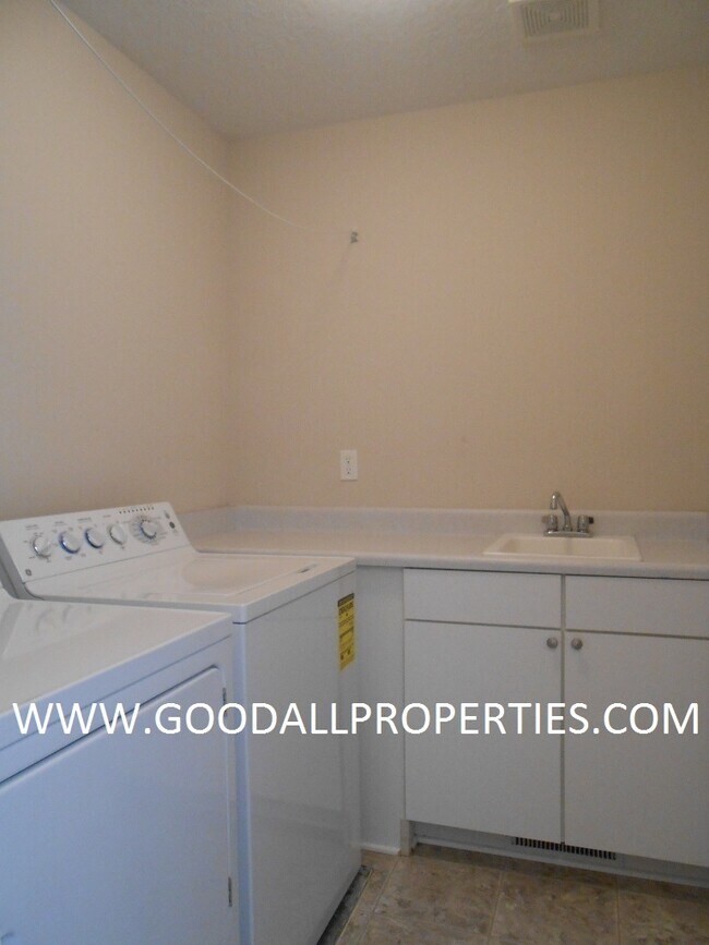 Building Photo - 4BR Urbandale Home with a 3-Car Garage, Deck & Fireplace
