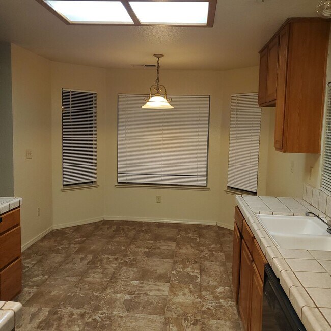 Building Photo - COLLEGEVIEW DRIVE ~ Near College  3 bedroo...