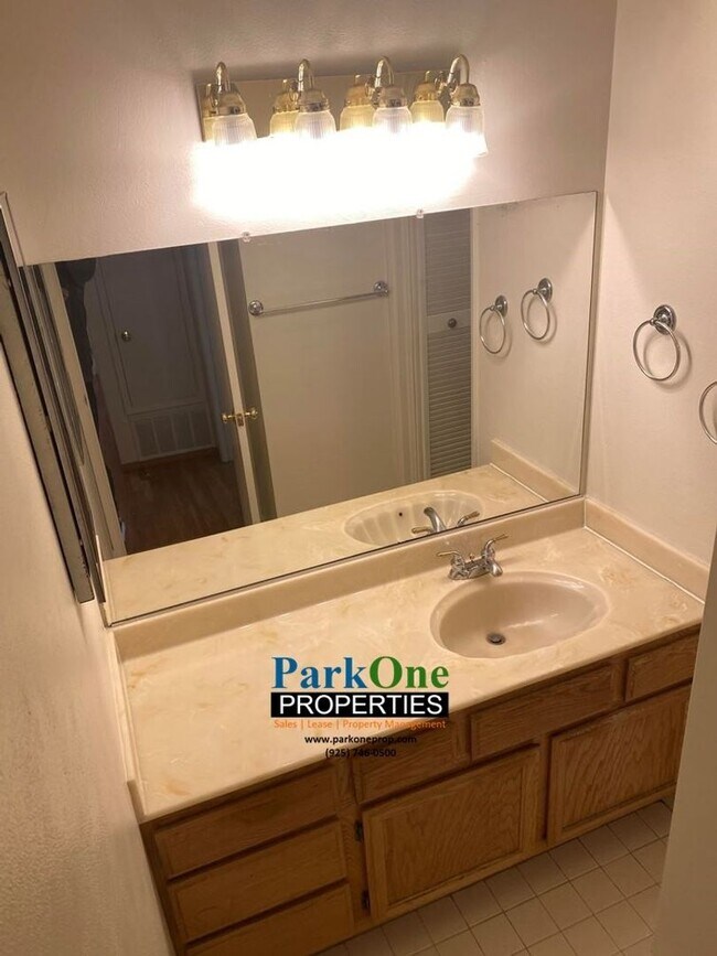 Building Photo - Spacious Updated 2 bed , 1 Bath now Availa...