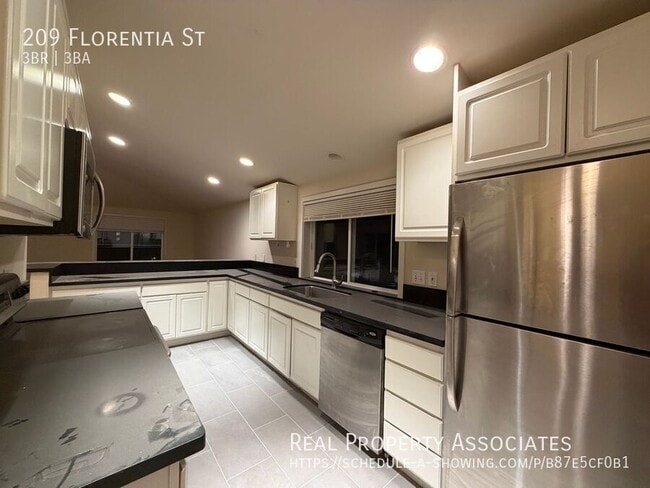 Building Photo - 209 Florentia St