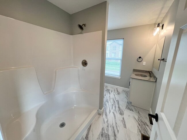 Building Photo - Newly Built 4 Bed/4.5 Bath in Central MHK