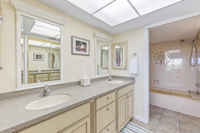 Building Photo - 970 Palm Ave