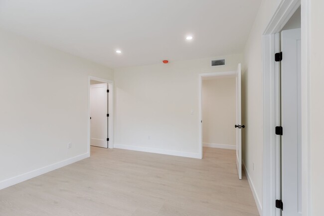 Building Photo - Modern Newly Built 2BD/2.5BA Unit with Lux...