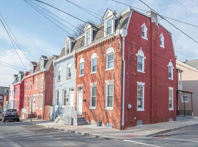 Primary Photo - 521 E Strawberry St