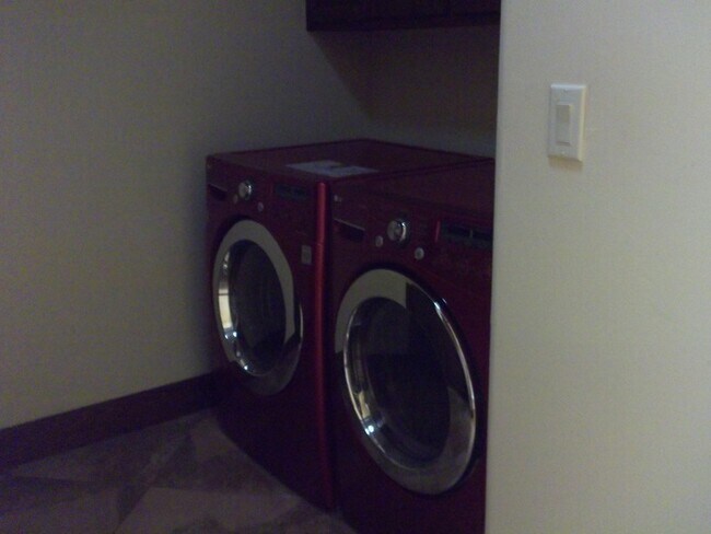 Building Photo - 6284 Wildwood Ct