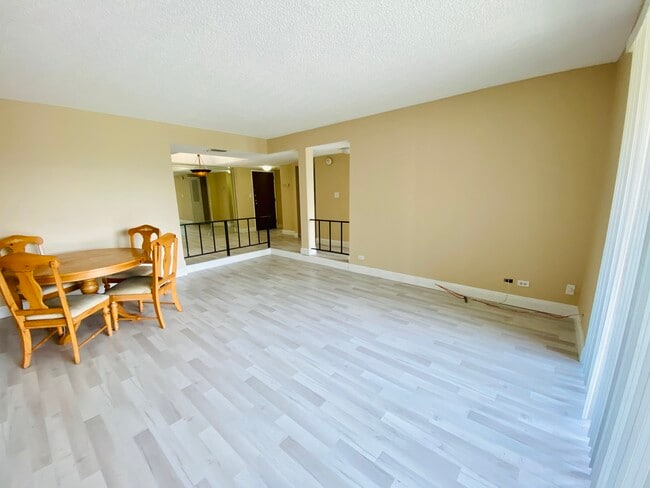 Building Photo - 3660 Inverrary Dr