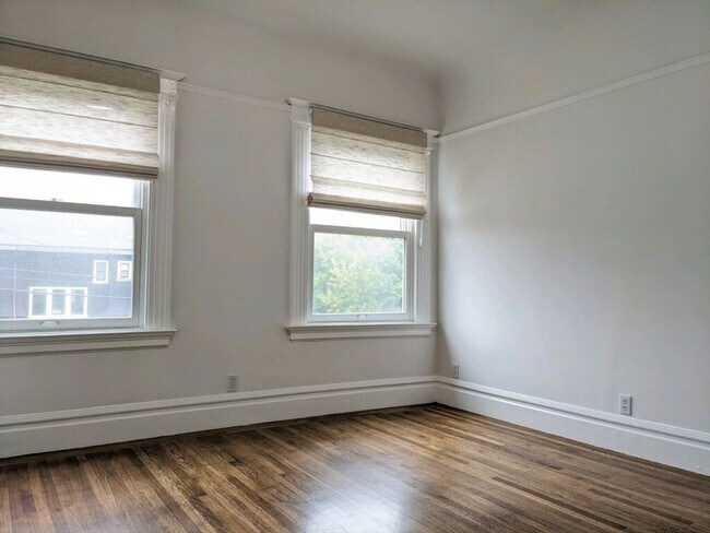 Building Photo - Spacious 4+ Bedroom House in Jordan Park with 2-Car Parking