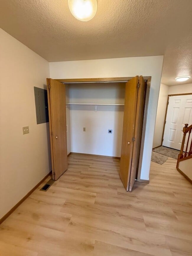 Building Photo - Pets Welcome - 3 Bed, 1.5 Bath Unit in the...