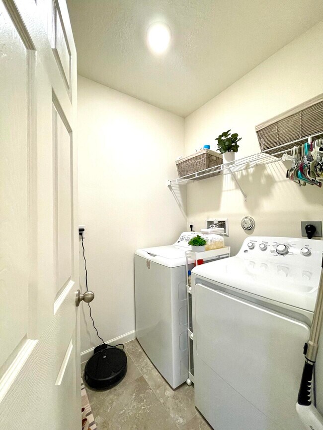 Building Photo - 10574 SW Cambria Ln