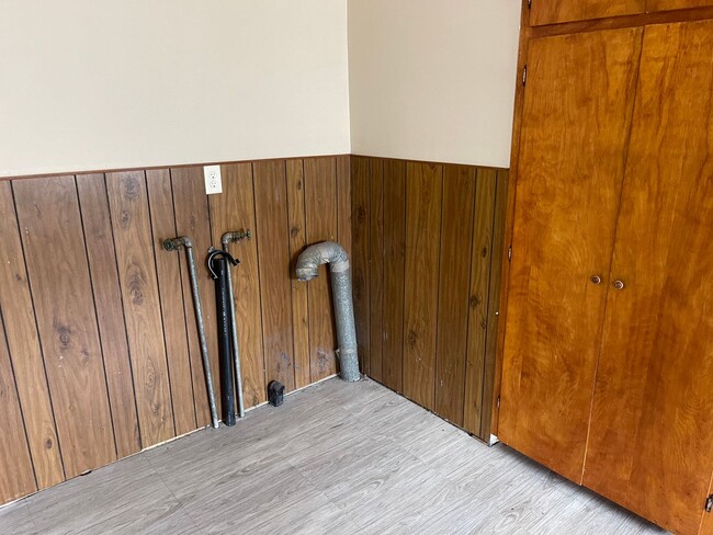 Building Photo - $875 - 3 bed 1 bath - Single Family Home
