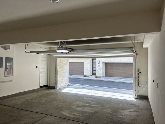 Building Photo - Modern 3-story townhouse in Ontario