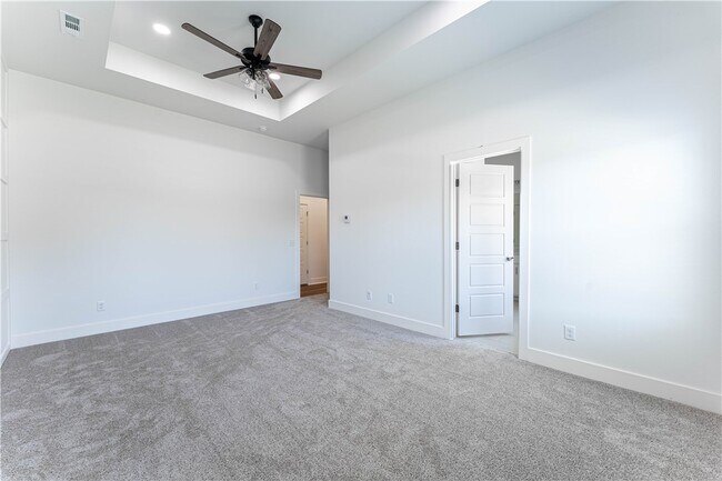 Building Photo - 6306 SW Luna Ln