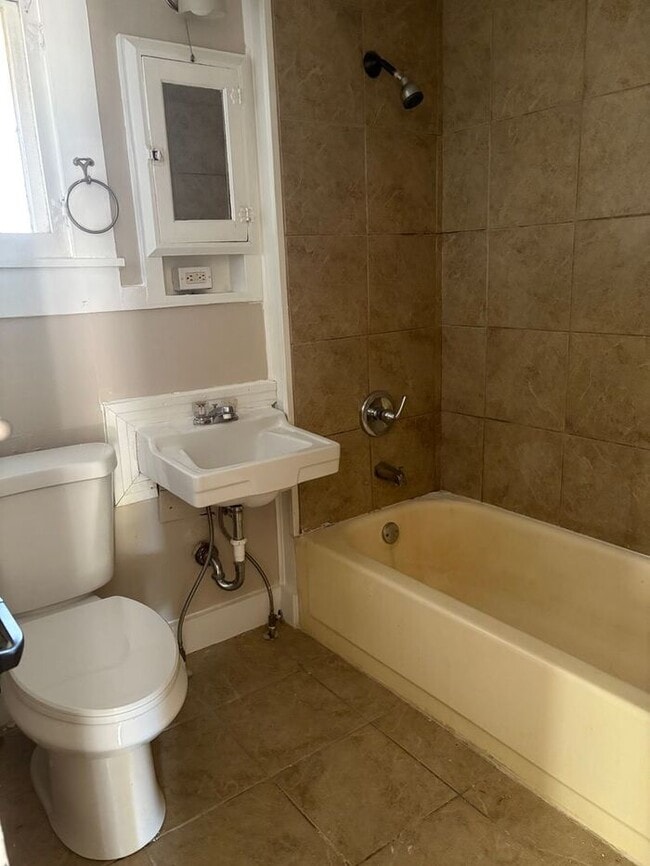 Building Photo - Simply the BEST! Adorable 1 Bedroom/1 Bath...