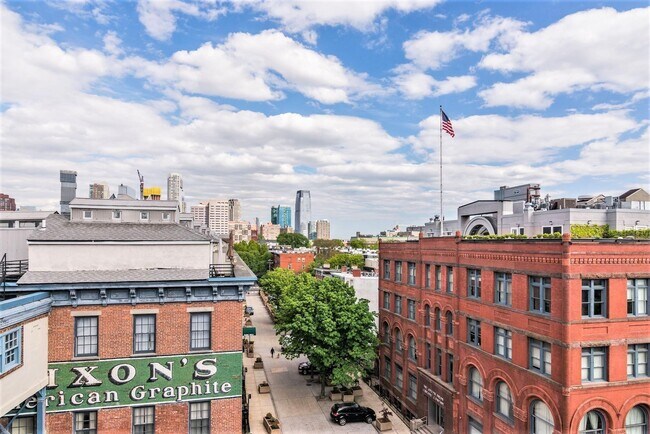 Building Photo - 347 Varick St