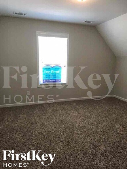 Building Photo - 8 E Newnan Rd