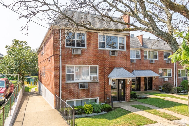 Building Photo - Balsam Village
