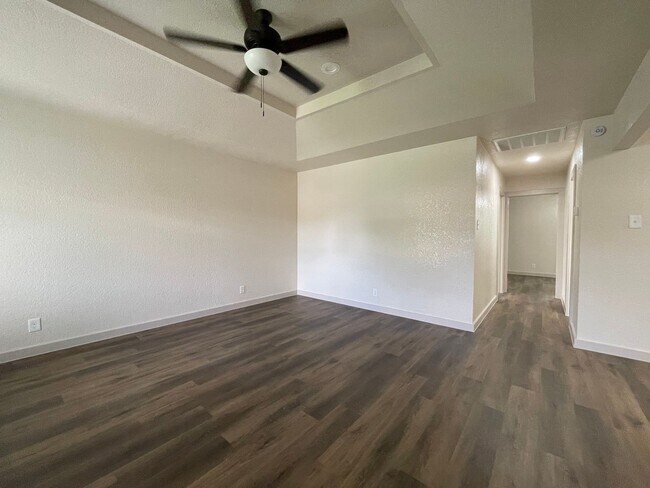 Building Photo - AVAILABLE NOW 2 BEDROOM 2 BATH DUPLEX IN S...