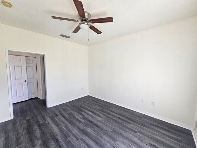 Building Photo - 560 Florida Club Blvd