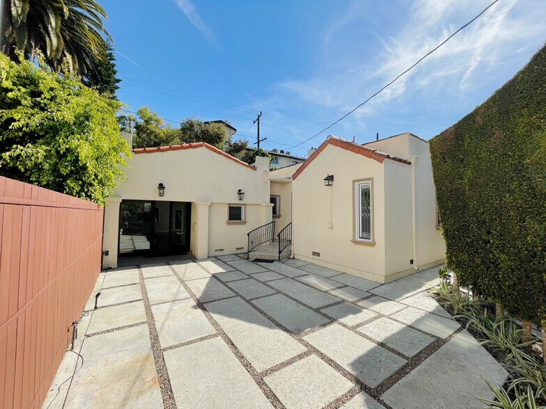 Building Photo - 728 Westbourne Dr