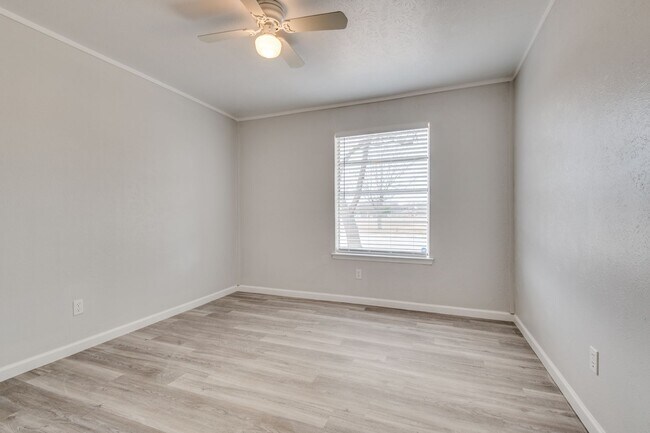 Building Photo - Beautifully Updated, Modern Finishes!