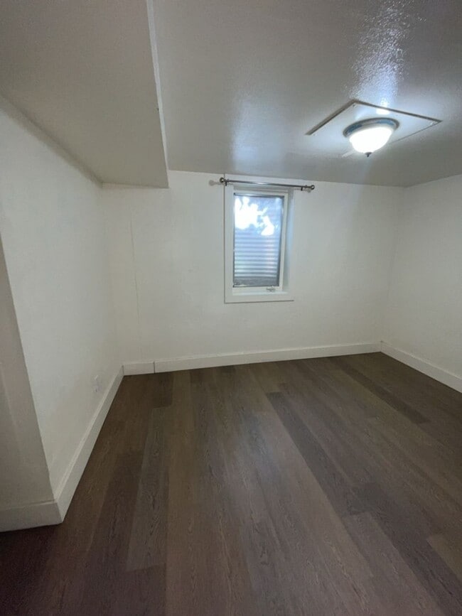 Building Photo - STUDENTS WELCOME! Campus West 5 Bed 2 Bath Ranch w/ Finished Basement