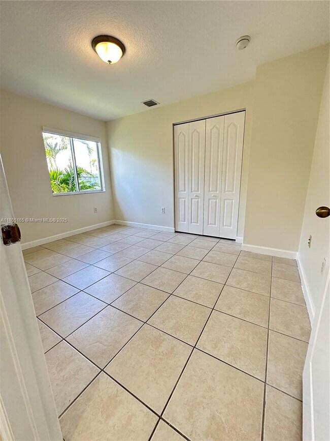 Building Photo - 1365 SW 154th Ct