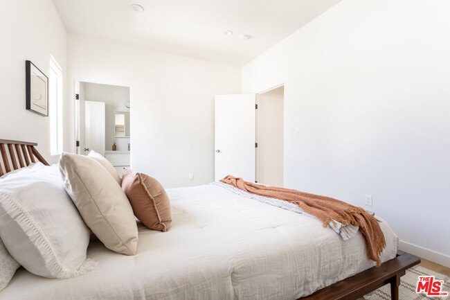 Building Photo - 3611 1/2 Bellevue Ave