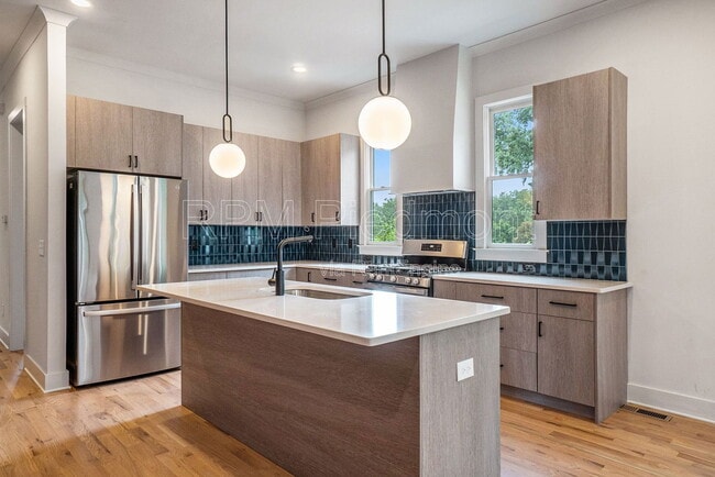 Building Photo - 1081 Hill St SE