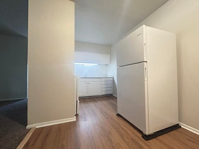Building Photo - Spacious 1–3 Bedroom Apartments in South Louisville | Cedar Chase