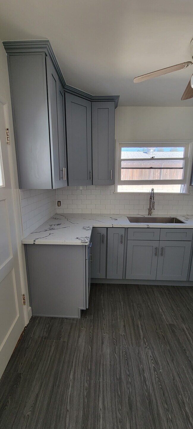 Building Photo - 610 Clay St