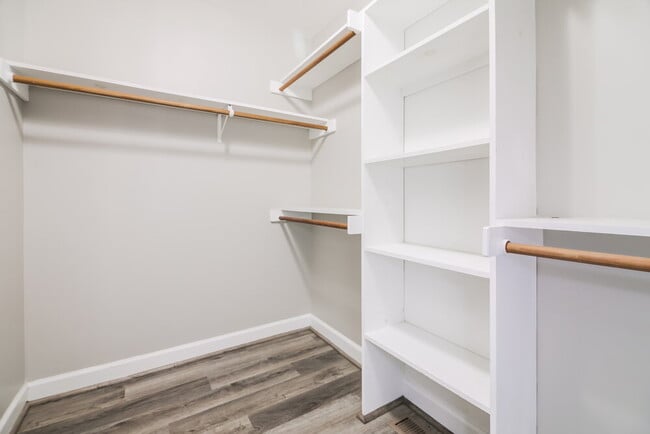 Building Photo - 998 St Catherines Dr