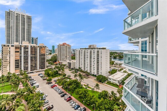 Building Photo - 6515 Collins Ave